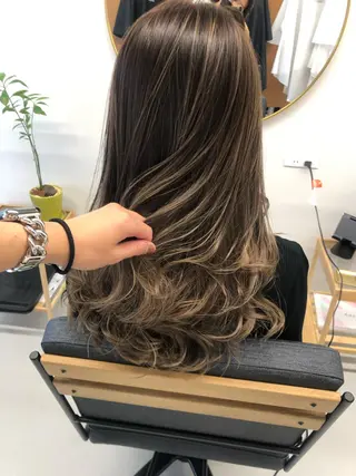 ロング カラー ヘアアレンジ tre/e'所属・橋本 昇平のヘアスタイル