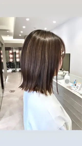 ミディアム カラー サキ🤍ハイトーン 🩰くびれ巻きヘアのヘアスタイル