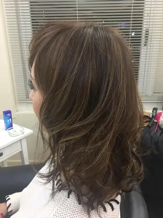 ミディアム カラー 鶴見 和美のヘアスタイル
