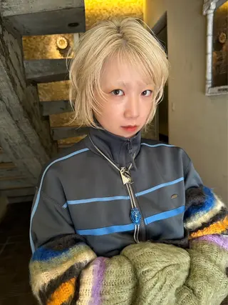 ショート カラー ハイトーン縮毛/暖色 なーな🎀🤍のヘアスタイル