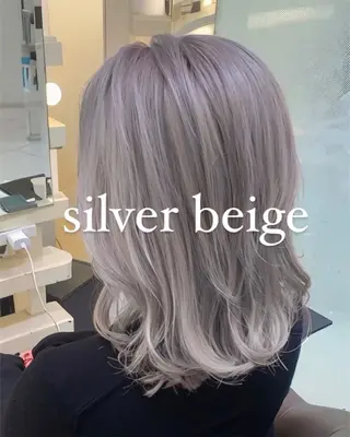 ミディアム 赤みオフの透明感職人 /ケア重視の美髪施術のヘアスタイル