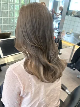 セミロング cinq PROJECT所属・ミルクティーベージュ /三村克彦のヘアスタイル