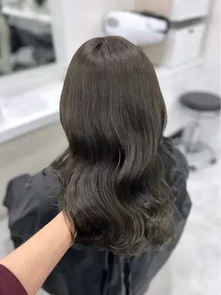 セミロング カラー オリーブカラー🫒 レイヤーカット✂︎のヘアスタイル