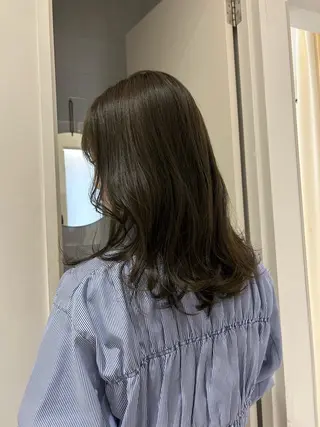 ミディアム カラー オリーブベージュ/ ブリーチなし透明感のヘアスタイル