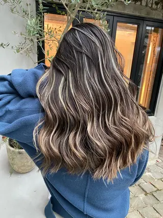 ミディアム 白いハイライト🤍 タナカリョウスケのヘアスタイル