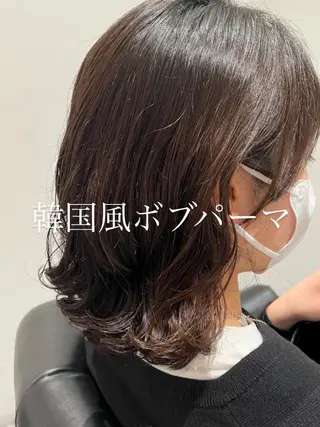 ミディアム カラー パーマ コテ巻き風パーマ 韓国風パーマ 無重力のヘアスタイル