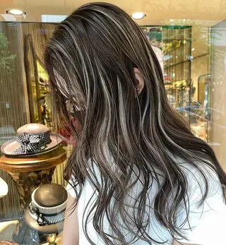 カラー ＿WHITE鳳店 アンダーバーホワイトのヘアスタイル