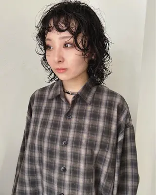 ミディアム パーマ Loom.所属・村上雅人 ナチュラルモードのヘアスタイル