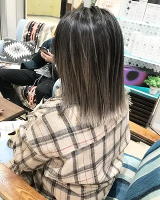 ミディアム カラー ブリーチカラーレイヤ ーカット🦋annaのヘアスタイル