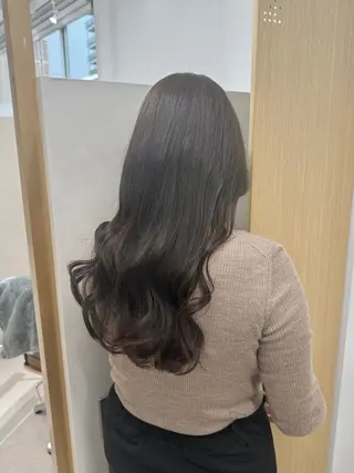 ロング カラー SLASHスラッシュ 小西結奈のヘアスタイル