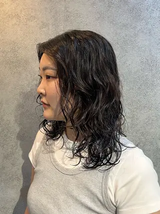 ミディアム パーマ ボブ/プツッとボブ/ 暖色カラー/モエのヘアスタイル