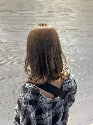 ミディアム カラー サキ🤍ハイトーン 🩰くびれ巻きヘアのヘアスタイル