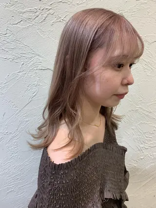 ミディアム カラー 青柳 有咲のヘアスタイル