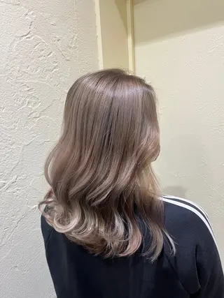 ミディアム カラー 伯部 真子のヘアスタイル