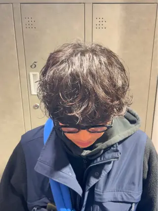 ショート カラー パーマ メンズ 【シャドウパーマ センターパート】義心のヘアスタイル