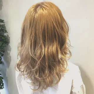 セミロング カラー 荒木 依莉亜のヘアスタイル