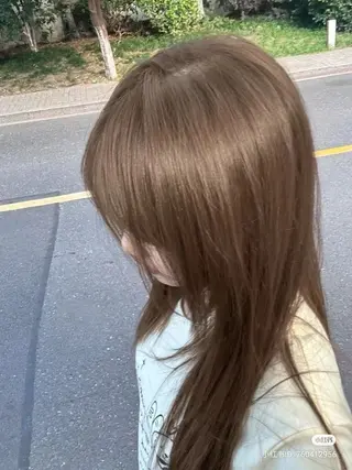 セミロング カラー サロウィン　神戸三宮店所属・三宮No.1ブリーチ 無しカラー/杉山太貴のヘアスタイル