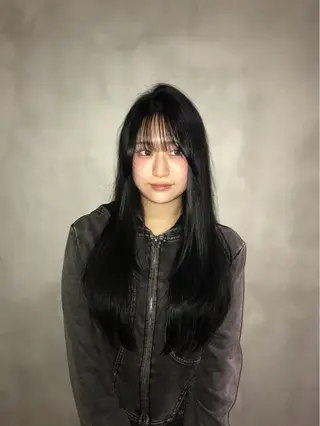 カラー ユン チェウォン NEROのヘアスタイル