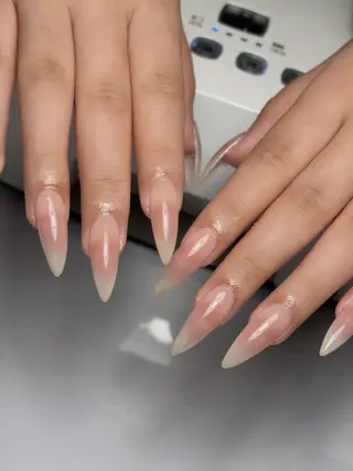 セミロング helena スタッフのネイルデザイン