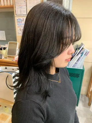 ミディアム ニシタニ コハルのヘアスタイル