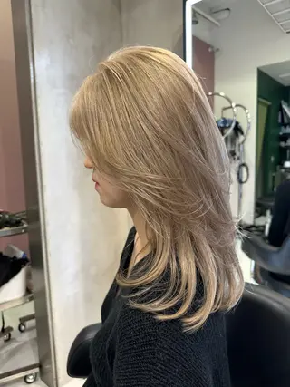 ミディアム レイヤーカット 透明感カラーのヘアスタイル