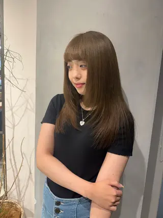 ロング ハイトーン／透明感 カラー Mioのヘアスタイル