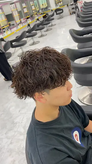 セミロング パーマ ヘアアレンジ メンズ 艶カラー の達人のヘアスタイル