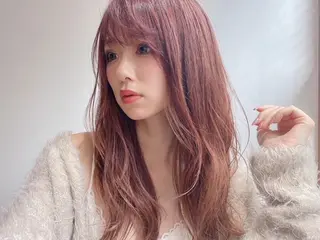 カラー ロング 小森 綾のヘアスタイル