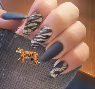 ネイル h △TRIOSのネイルデザイン