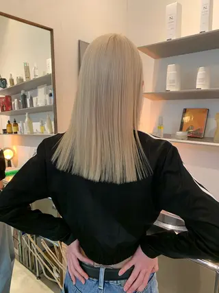 カラー hinata /ハイトーンのヘアスタイル