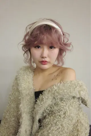 ミディアム カラー ハイトーン縮毛/暖色 なーな🎀🤍のヘアスタイル