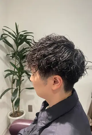 ショート パーマ メンズ 岡田 駿也のヘアスタイル