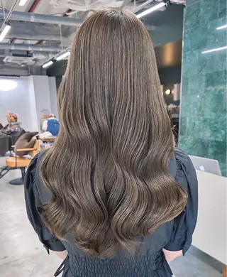 ロング カラー ✨️赤み消しカラー/ ミルクティーベージュのヘアスタイル