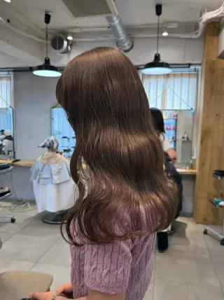 セミロング カラー ミルクティー× グレージュMOMOのヘアスタイル