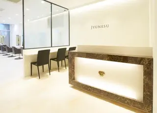 ミディアム ヘアアレンジ JYUNESU所属・韓国・韓国ヘア 髪質改善のヘアスタイル