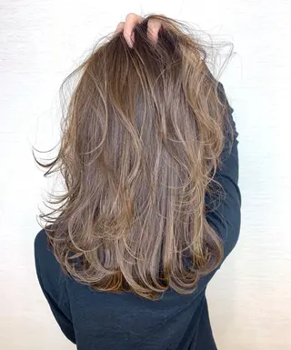 セミロング カラー 韓国レイヤーカット/ ダブルカラーのヘアスタイル