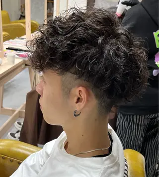 ショート パーマ メンズ 峯 渉人のヘアスタイル