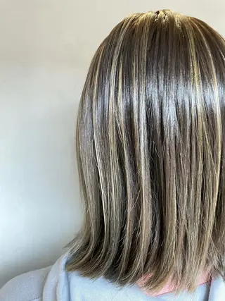 ミディアム カラー ハイライトが 得意なニキです😊のヘアスタイル