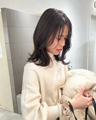 ミディアム カラー オリーブベージュ/ ブリーチなし透明感のヘアスタイル