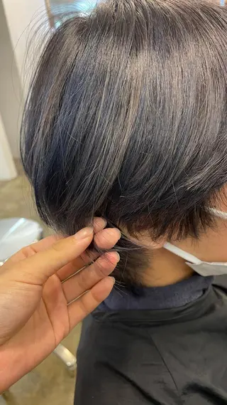 ショート オリーブカラー 長谷川のヘアスタイル