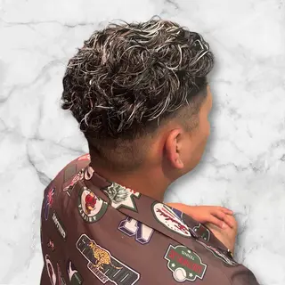 パーマ メンズ セルバ所属・HIRORO ブリーチ/ハイトーンのヘアスタイル