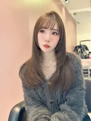 ミディアム カラー レイヤーカット 透明感カラーのヘアスタイル