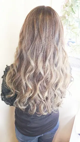 ロング カラー LUXBE GALLERY なんば駅前店所属・ラックスビーギャラリ ー AKICOのヘアスタイル