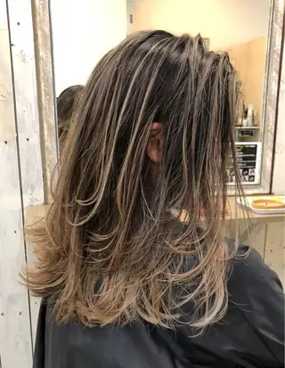 ミディアム 韓国レイヤー外国人風 透明感カラー髪質改善のヘアスタイル