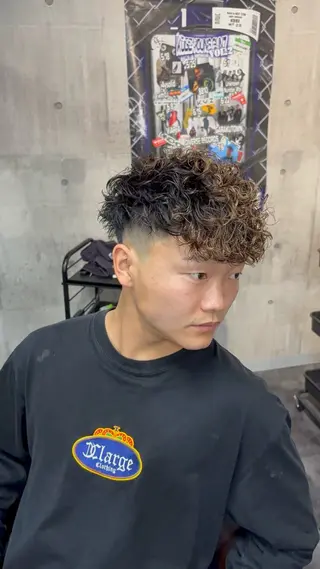 ショート Maison 心斎橋店所属・メンズ特化パーマ/ ハイトーンブリーチのヘアスタイル