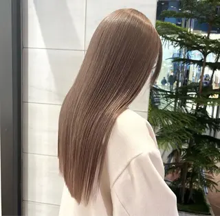 ロング カラー ホワイトカラー/ ピンクベージュにったのヘアスタイル