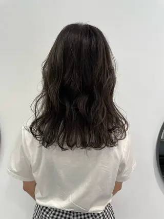 ミディアム カラー Yuna/ベージュ ダブルカラーのヘアスタイル