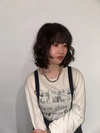 ミディアム パーマ 塩澤 榛奈のヘアスタイル