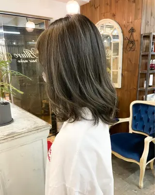 ミディアム 白いハイライト🤍 タナカリョウスケのヘアスタイル