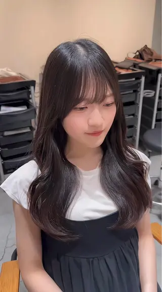 ロング 韓国レイヤーカット 透明感カラー冨田那樹のヘアスタイル